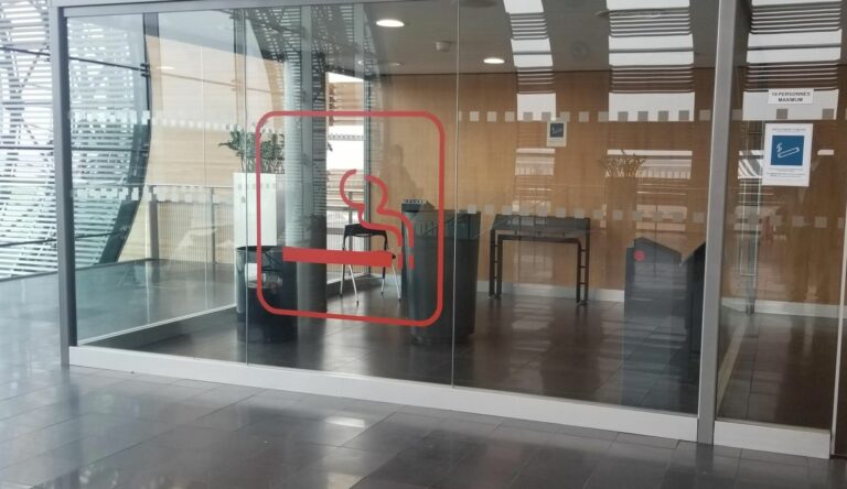 Smoking area at CDG : locations, services, and traveler reviews