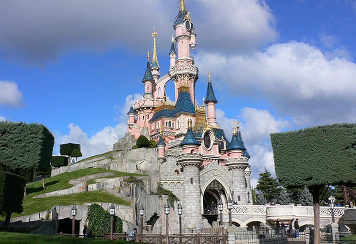 disneyland paris smoking areas